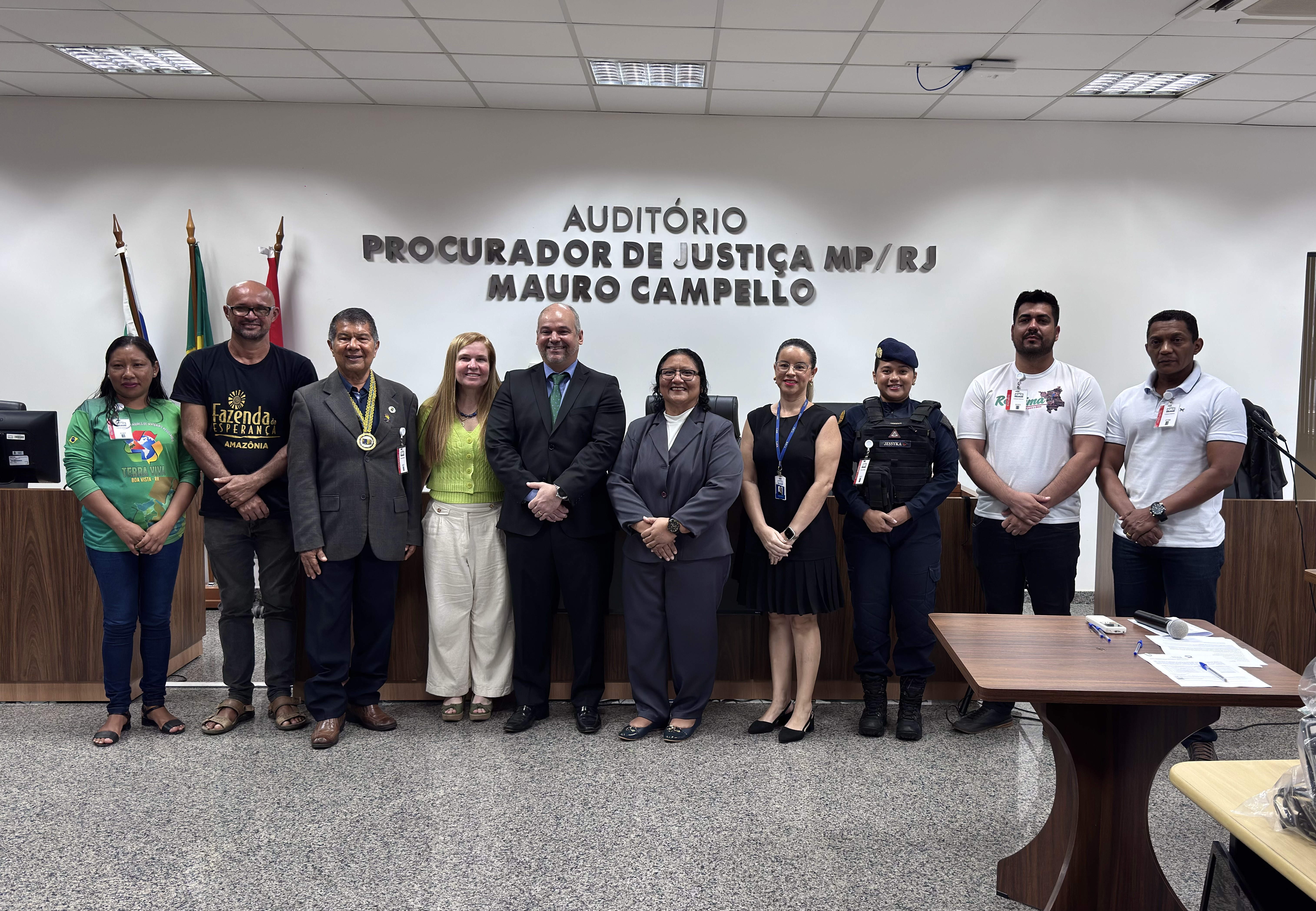 Imagem colorida de dez pessoas em pé pousando para fotografia. Na imagem contém a equipe da corregedoria e as entidades beneficiadas.