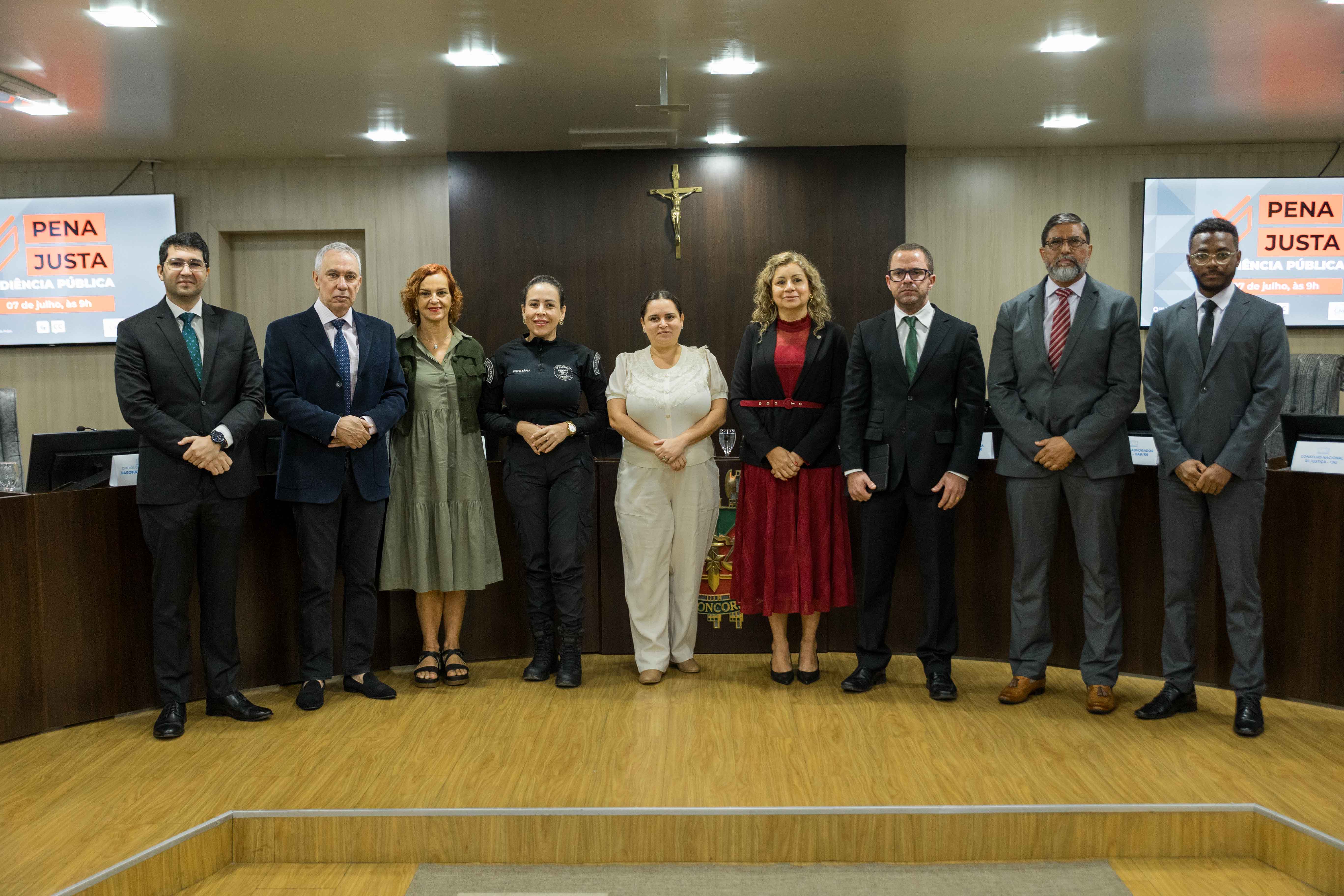 foto colorida d eum grupo de pessoas em pé pousando para fotografia 