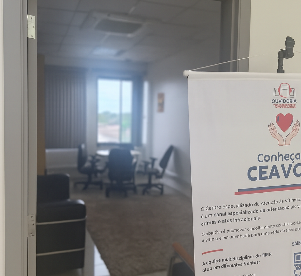 A imagem mostra um ambiente de escritório com uma porta aberta que dá acesso a uma sala de reuniões. À direita, há um banner do TJRR com o título "Conheça o CEAVCA", que apresenta o Centro Especializado de Atenção às Vítimas de Crimes e Atos Infracionais