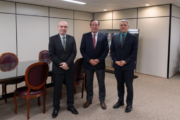 Imagem colorida mostra o desembargador Erick Linhares, corregedor-geral de justiça do TJRR, ao lado do desembargador Gilson Delgado (EPM) e do Diretor de Gestão da CGJ/TJRR, Alcenir Gomes de Souza. Imagem colorida mostra o desembargador Erick Linhares, corregedor-geral de justiça do TJRR, ao lado do desembargador Gilson Delgado (EPM) e do Diretor de Gestão da CGJ/TJRR, Alcenir Gomes de Souza.