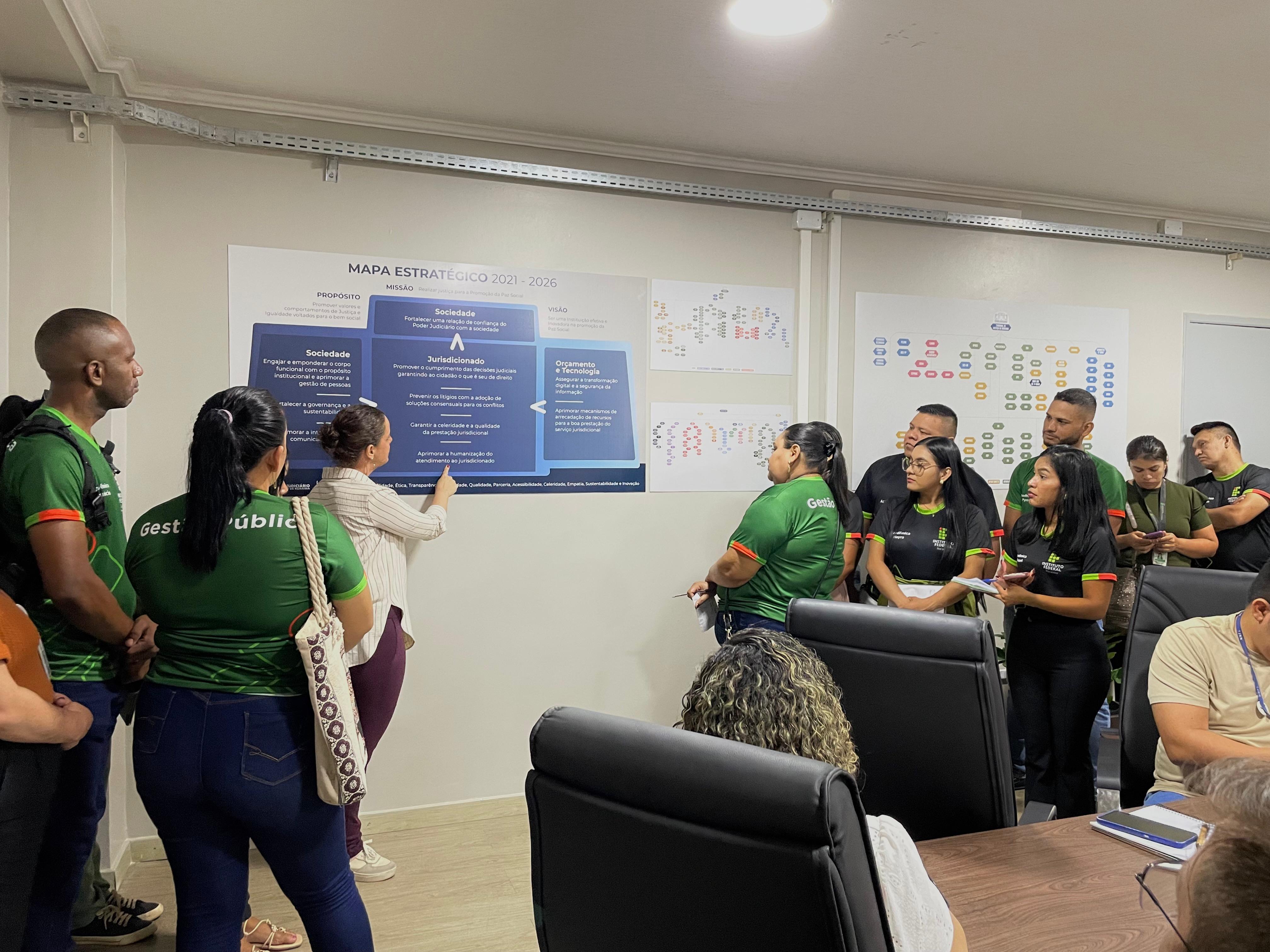 GESTÃO PÚBLICA NA PRÁTICA - Estudantes exploram rotina do Tribunal