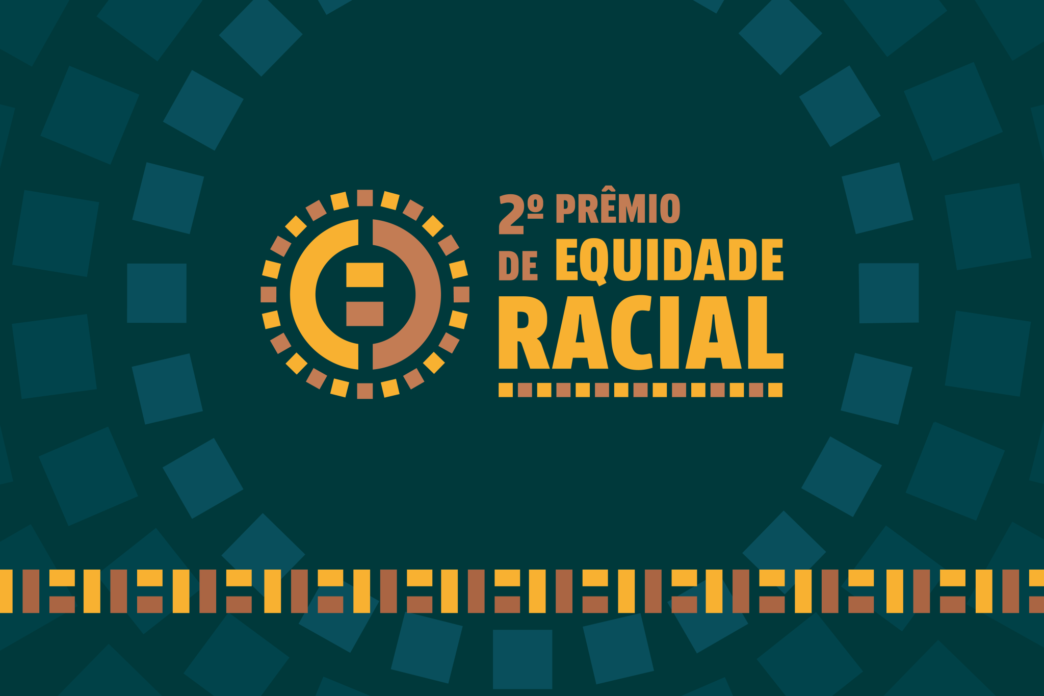 Card em fundo verde escuro com formas geométricas em tons de verde, marrom e amarelo. À esquerda, há um círculo estilizado com símbolos em amarelo e marrom. Ao lado, em letras grandes e destacadas, está escrito: "2º Prêmio de Equidade Racial" nas cores marrom e amarelo. Na parte inferior, há uma faixa decorativa composta por quadrados alternados nas mesmas cores. Card em fundo verde escuro com formas geométricas em tons de verde, marrom e amarelo. À esquerda, há um círculo estilizado com símbolos em amarelo e marrom. Ao lado, em letras grandes e destacadas, está escrito: "2º Prêmio de Equidade Racial" nas cores marrom e amarelo. Na parte inferior, há uma faixa decorativa composta por quadrados alternados nas mesmas cores.