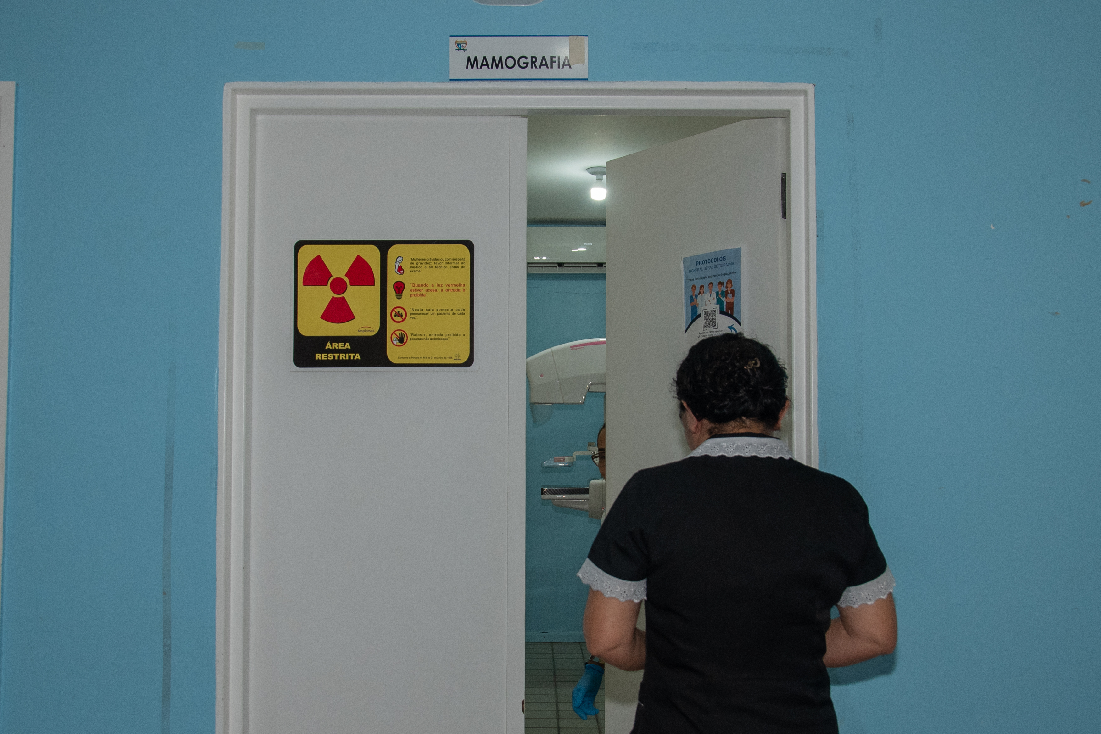 IMAGEM COLORIDA DE UMA SERVIDORA TERCERIZADA INDO REALIZAR A MAMOMGRAFIA 