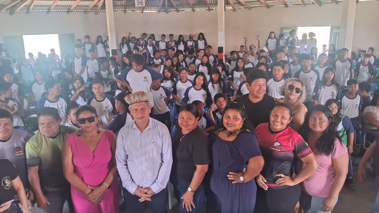 imagem colorida de um grupo de dos alunos, pais, professores e lideranças comunitárias  e do juiz Parima Veras na a Escola Estadual Indígena Guilhermina Fernandes pousando para fotografia.