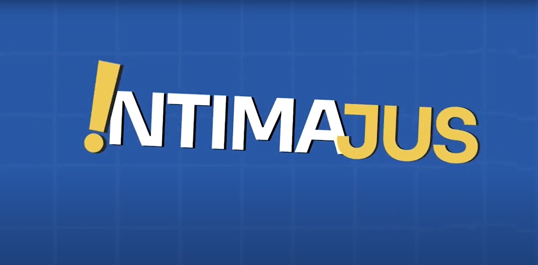 Imagem com fundo azul quadriculado que lembra um papel milimetrado. No centro, a palavra "INTIMA JUS" em letras grandes, em negrito e em perspectiva, como se estivesse flutuando. A cor da fonte é branca, exceto por um ponto de exclamação no início e o final da palavra, as letras "JUS", que são na cor amarela escura