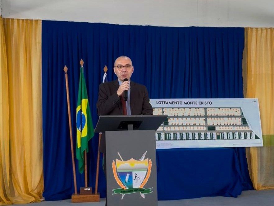 Foto colorida mostra o corregedor-Geral de Justiça do TJRR, desembargador Erick Linhares, durante discurso. 