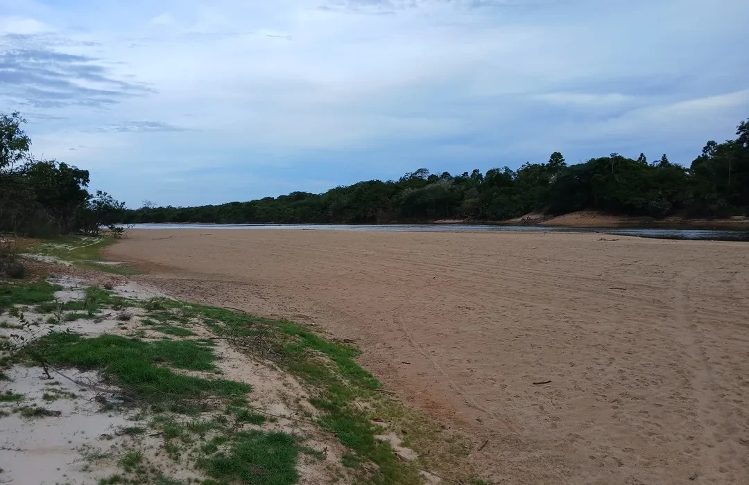  imagem colorida do em plano aberto do Rio Cauamé