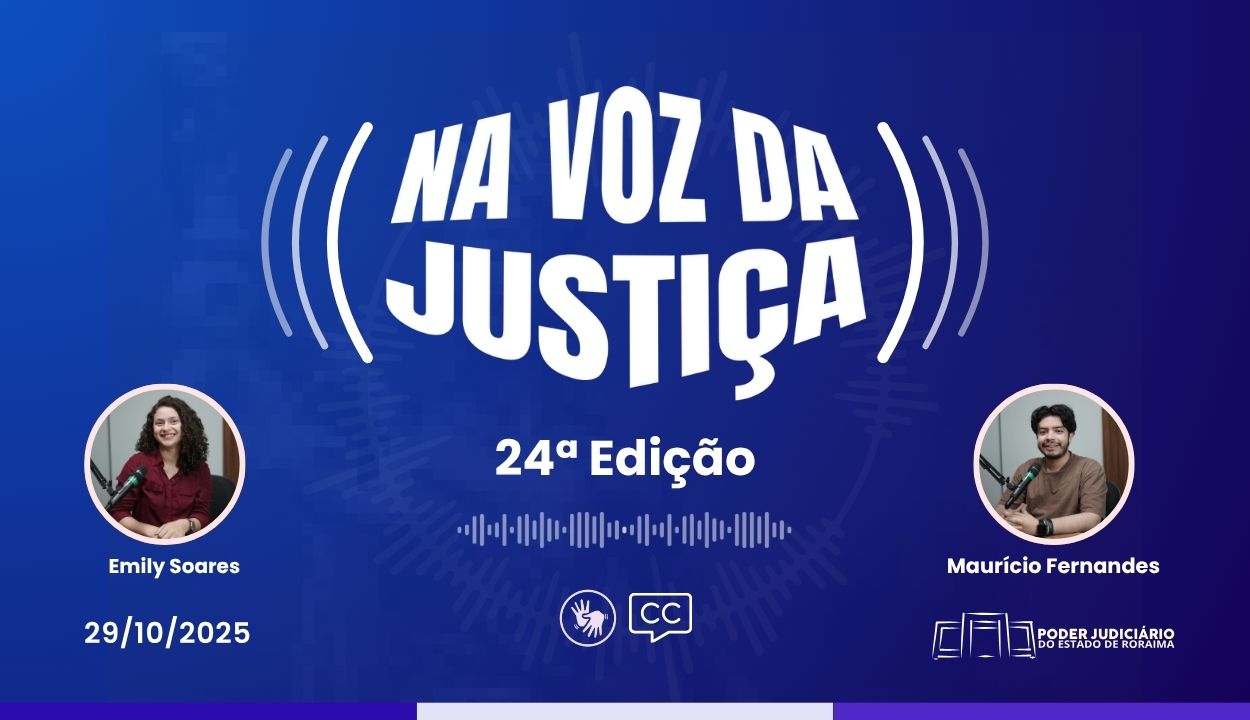 A imagem divulga o programa “Na Voz da Justiça”, do Poder Judiciário de Roraima. Em destaque, estão os locutores Emily Soares e Maurício Fernandes, ambos diante de microfones de estúdio. O fundo é azul escuro com elementos que remetem a ondas sonoras. O título aparece centralizado, com a data "22/10/2025" no canto inferior esquerdo. Ícones de acessibilidade e legendas também estão presentes.
