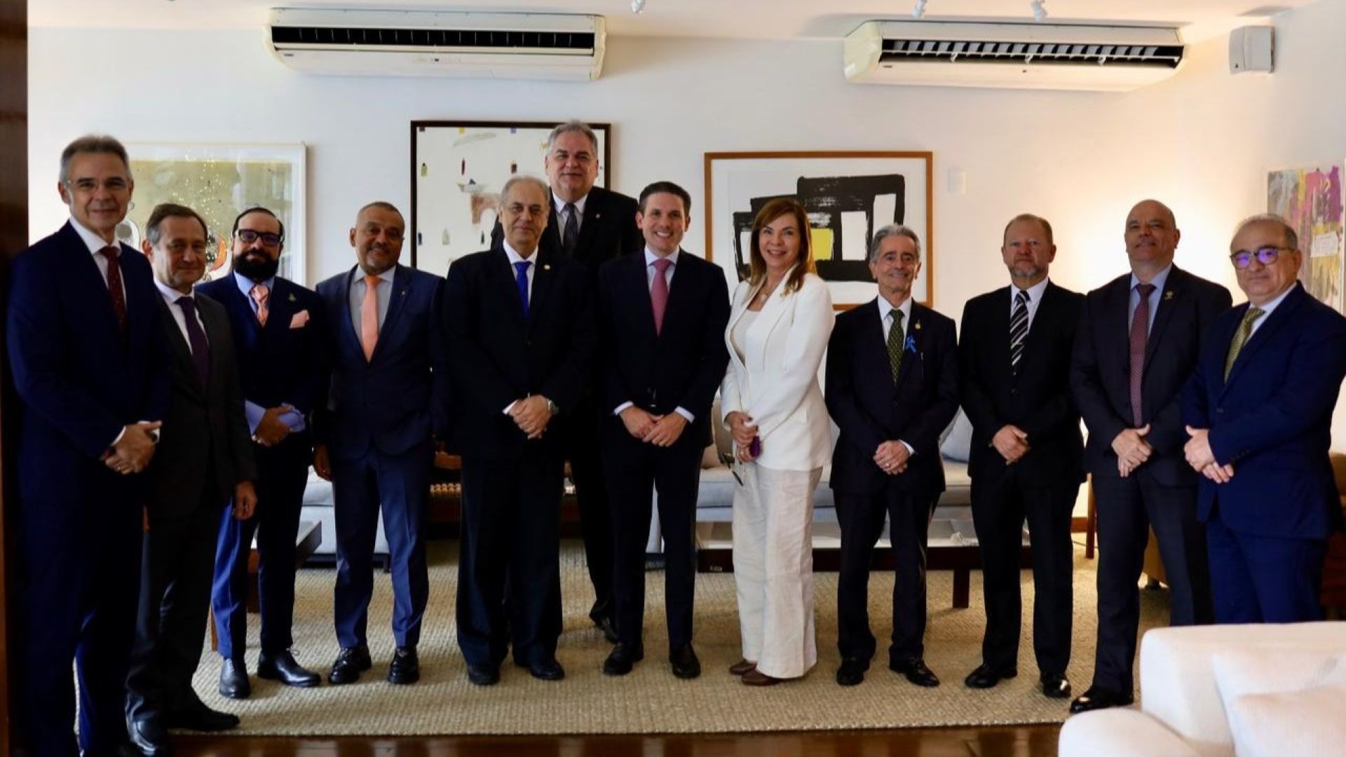 Imagem colorida da lideranças judiciais posando para fotografia durante reunião Imagem colorida da lideranças judiciais posando para fotografia durante reunião