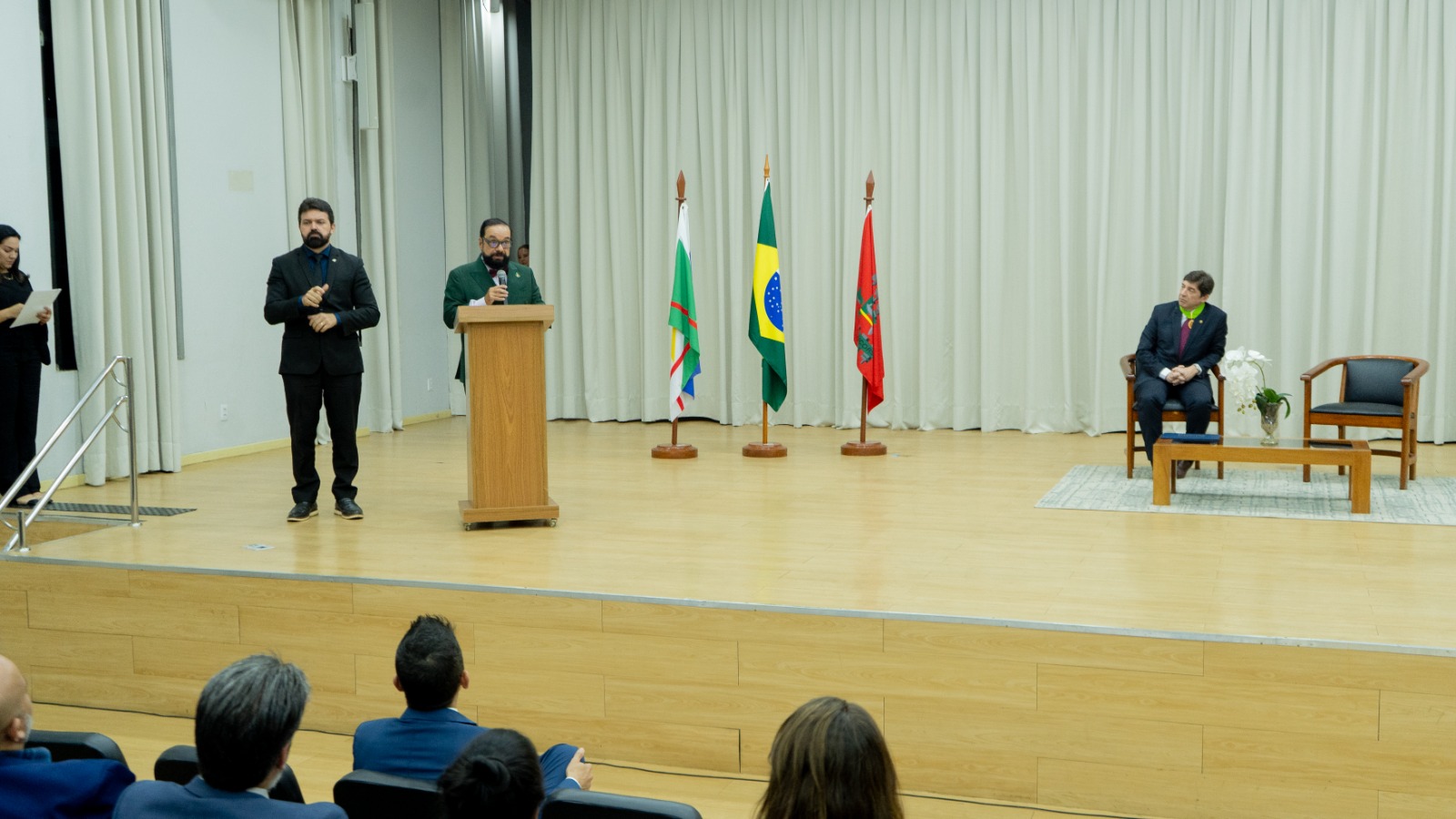 Foto colorida mostra o desembargador Leonardo Cupello, durante discurso.