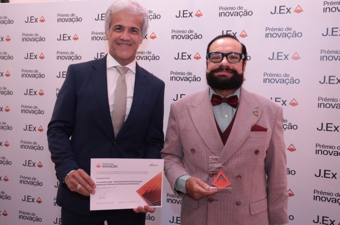 Foto colorida mostra o presidente do TJRR, desembargador Leonardo Cupello, segurando um troféu do Prêmio de Inovação J.Ex 2025, ao lado do juiz Jaime Plá, titular do 2º Juizado de Violência Doméstica e Familiar. O magistrado segura um certificado. Ambas conquistas das premiações dos projetos Intimajus e Investidor Anjo Foto colorida mostra o presidente do TJRR, desembargador Leonardo Cupello, segurando um troféu do Prêmio de Inovação J.Ex 2025, ao lado do juiz Jaime Plá, titular do 2º Juizado de Violência Doméstica e Familiar. O magistrado segura um certificado. Ambas conquistas das premiações dos projetos Intimajus e Investidor Anjo