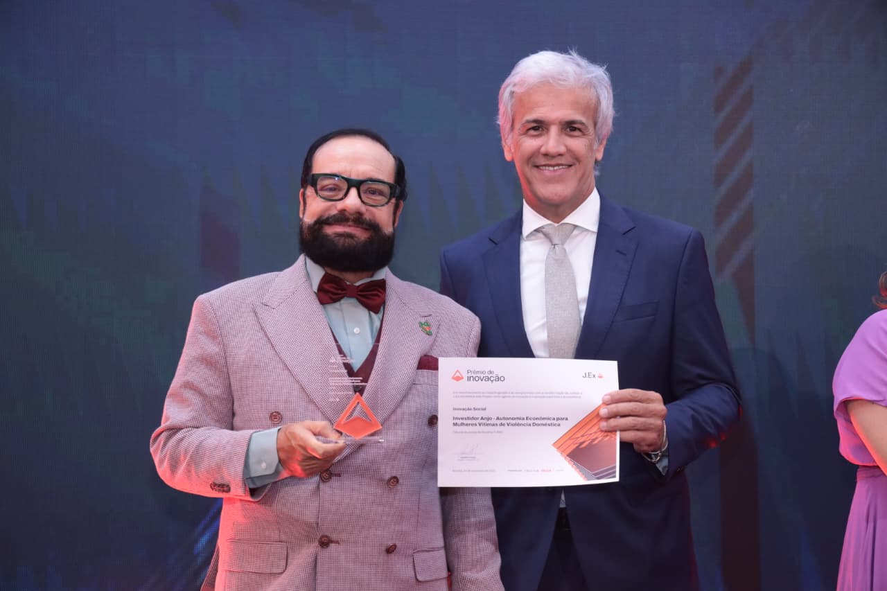 Foto colorida mostra o presidente do TJRR, desembargador Leonardo Cupello, segurando um troféu do Prêmio de Inovação J.Ex 2025, ao lado do juiz Jaime Plá, titular do 2º Juizado de Violência Doméstica e Familiar. O magistrado segura um certificado. Ambas conquistas das premiações dos projetos Intimajus e Investidor Anjo Foto colorida mostra o presidente do TJRR, desembargador Leonardo Cupello, segurando um troféu do Prêmio de Inovação J.Ex 2025, ao lado do juiz Jaime Plá, titular do 2º Juizado de Violência Doméstica e Familiar. O magistrado segura um certificado. Ambas conquistas das premiações dos projetos Intimajus e Investidor Anjo