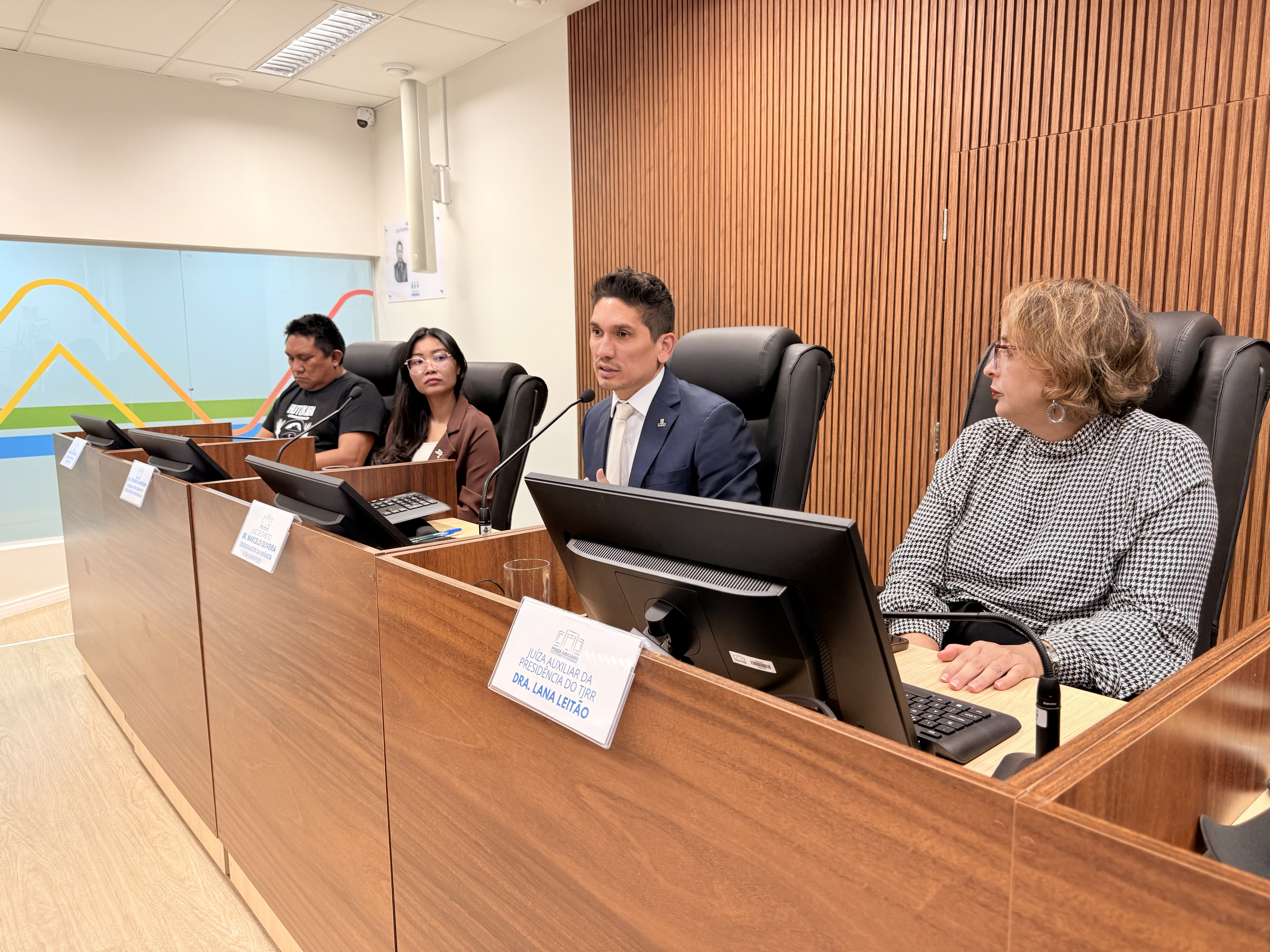 Imagem colorida dando enfoque em um aparte das autoridades presentes na mesa. 