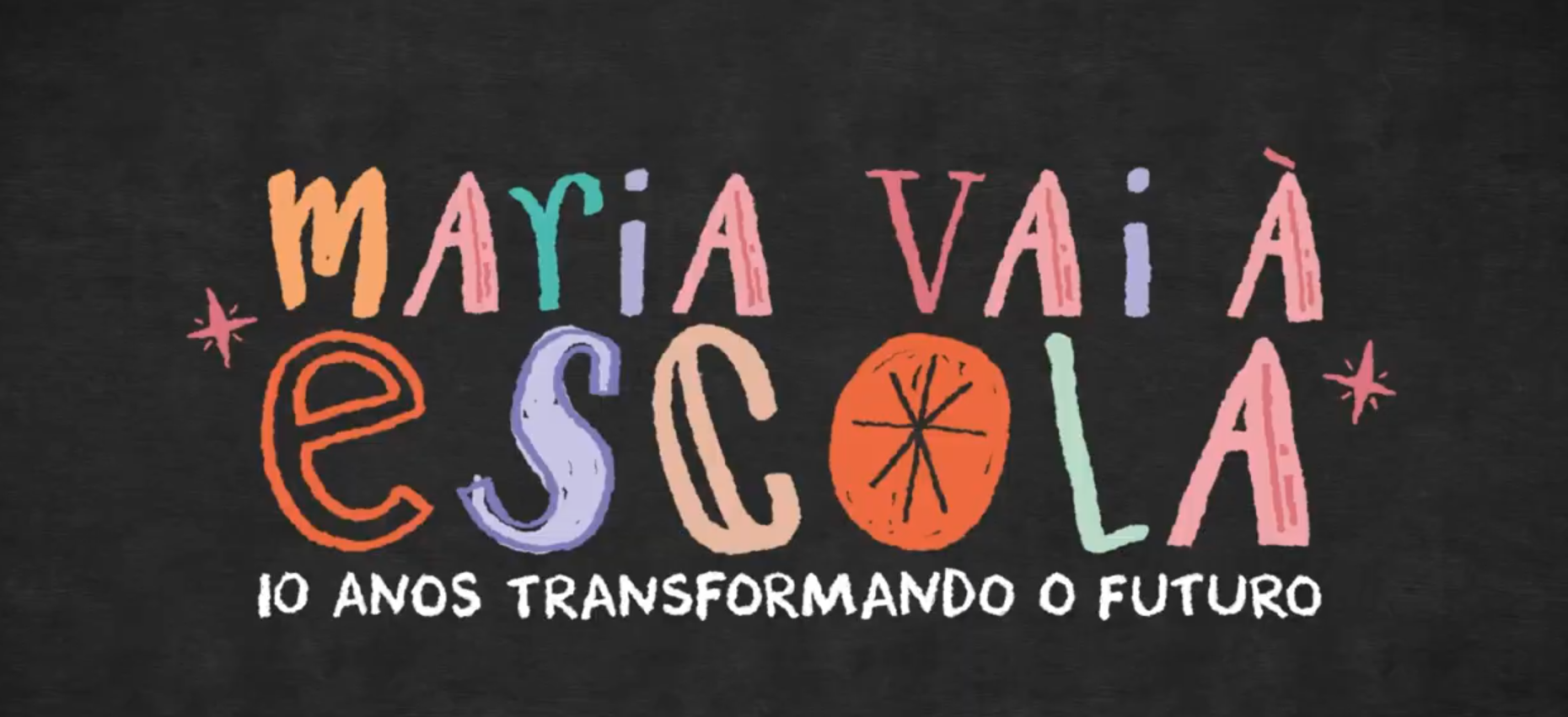 Imagem de fundo preto e com letras coloridas escrito "Maria Vai à Escola - 10 anos transformando o futuro" 