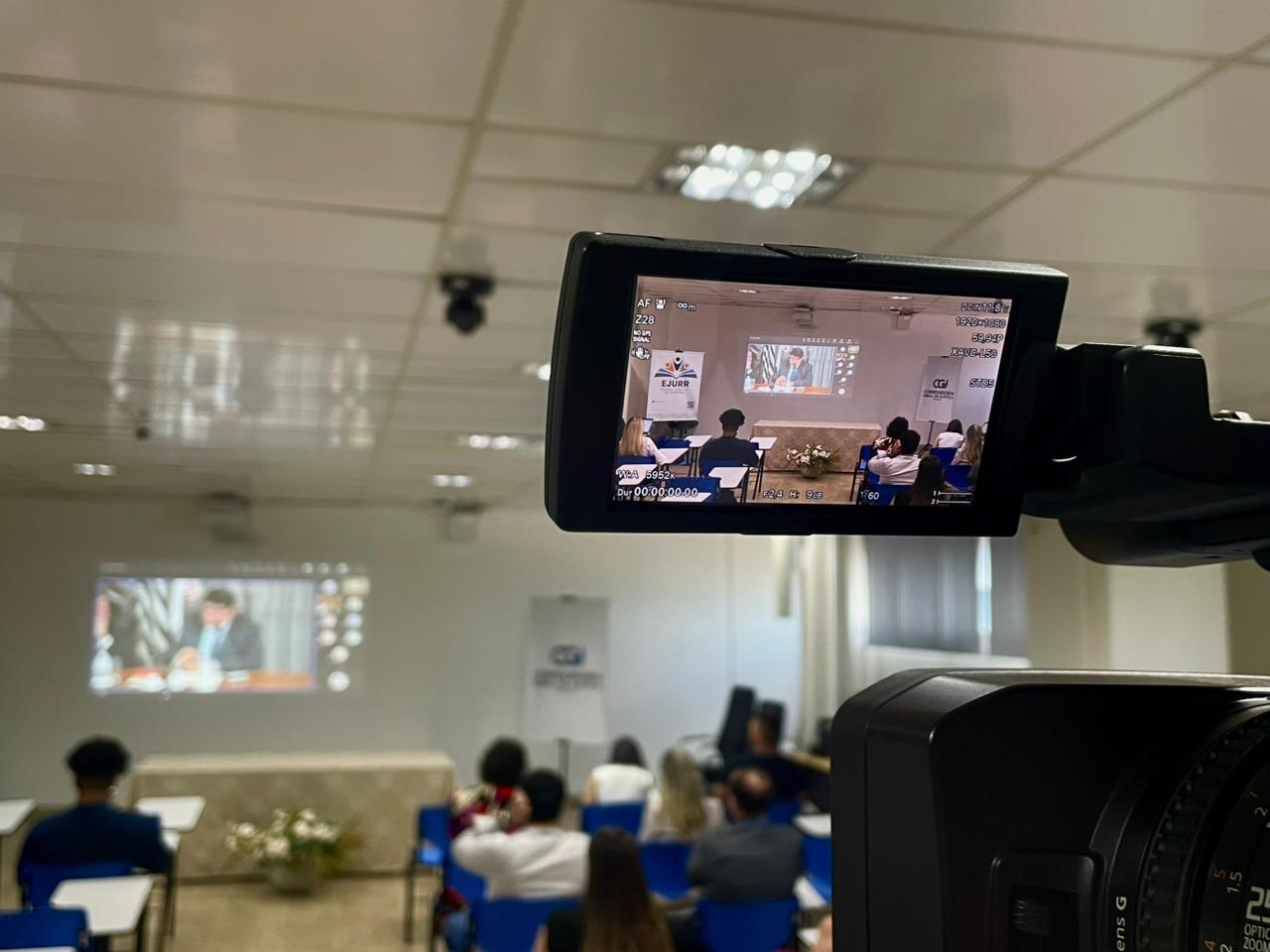 imagem colorida dando enfoque em uma camera durante a transmissão 