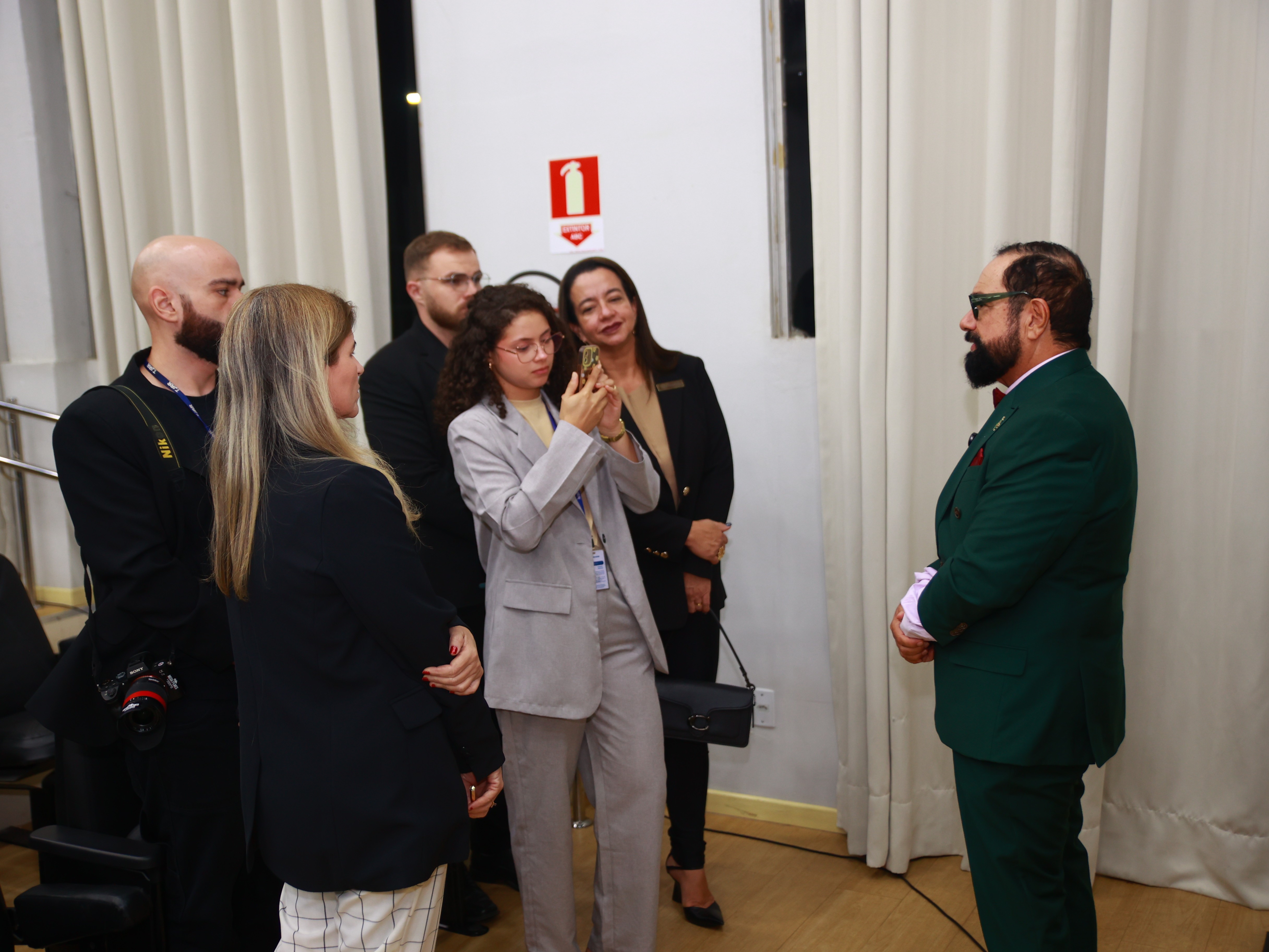 Imagem colorida da equipe de comunicação entrevistando o Presidente do TJRR Foto 2: