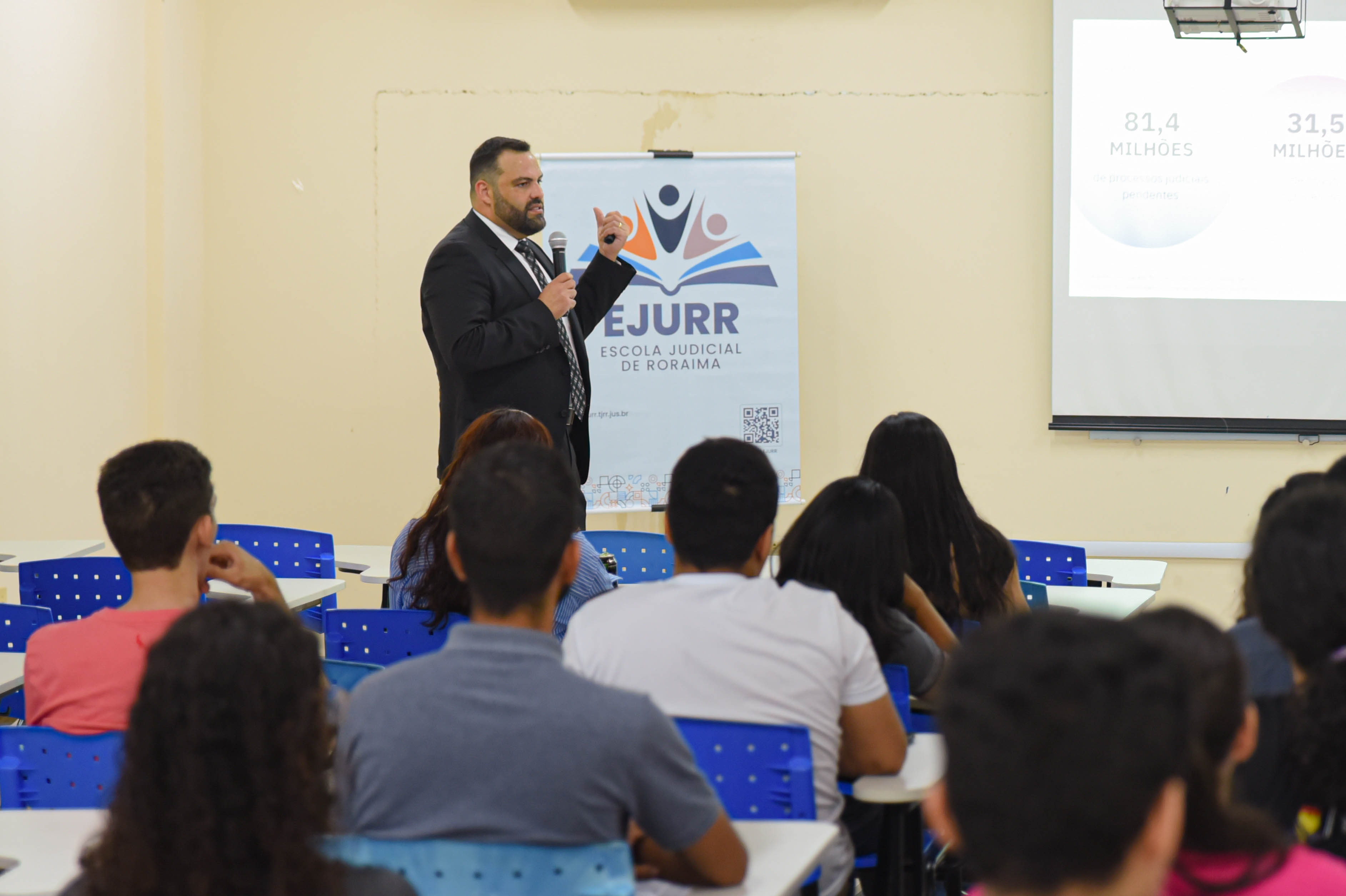 foto colorida tirada de fundo com o  juiz auxiliar da Presidência do CNJ, Dorotheo Barbosa Neto, ministrando a pelestra