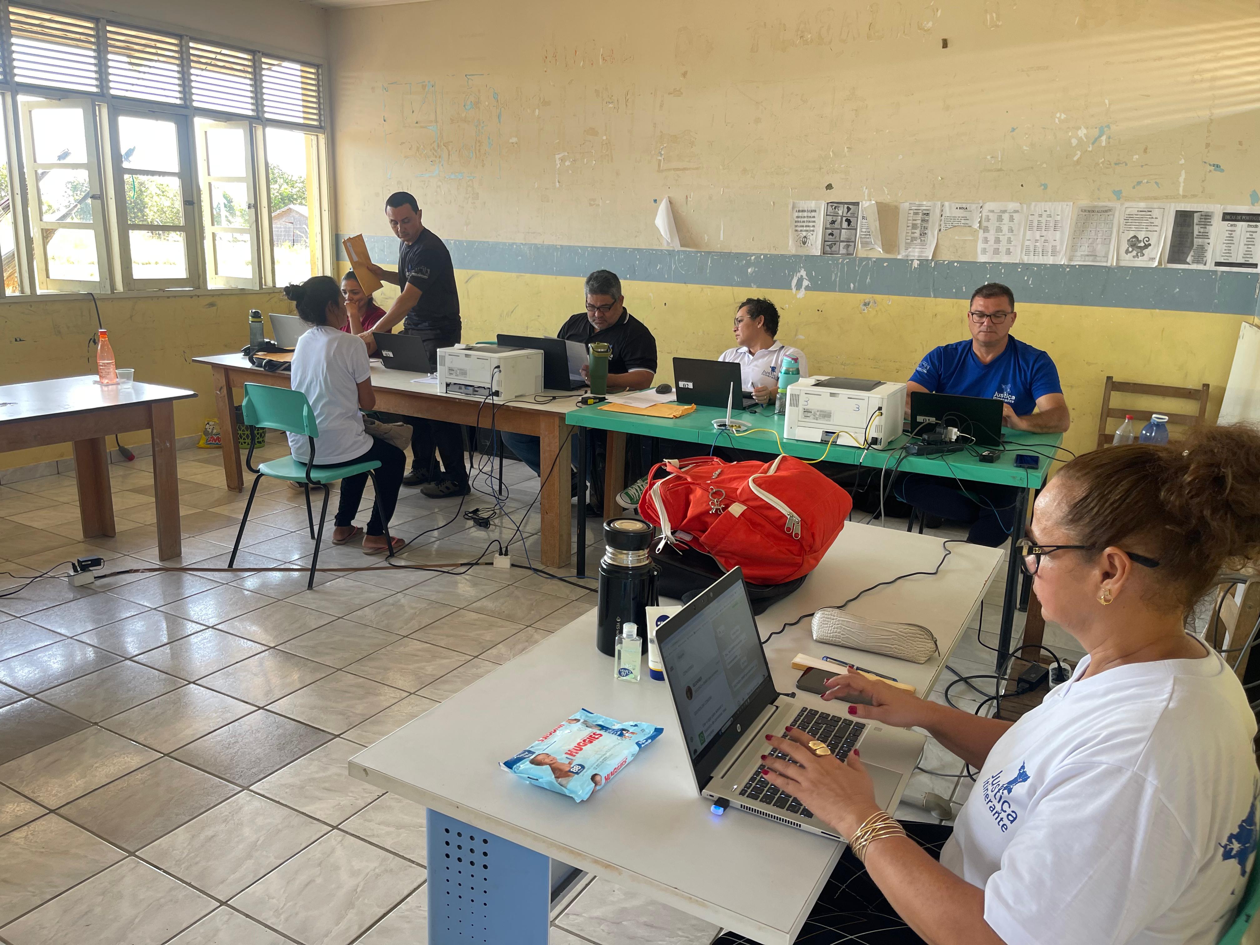 foto colorida de uma sala de atendimentos com a justiça itinerante na foto contém uma pessoa sendo atendida