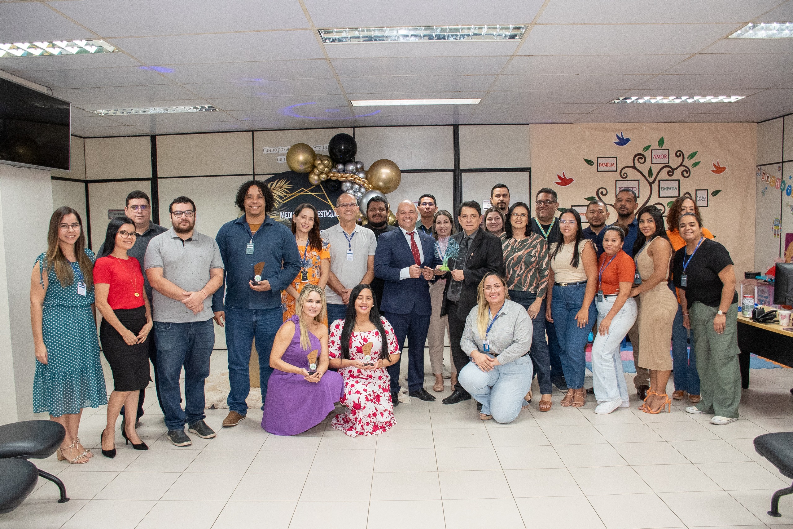 Imagem colorida mostra servidores do NUPEMEC posando para foto geral, que se destaca também a presença do presidente do Tribunal de Justiça de Roraima, desembargador Jésus Nascimento, e o juiz coordenador do Nupemec Roraima, Eduardo Alvares de Carvalho.