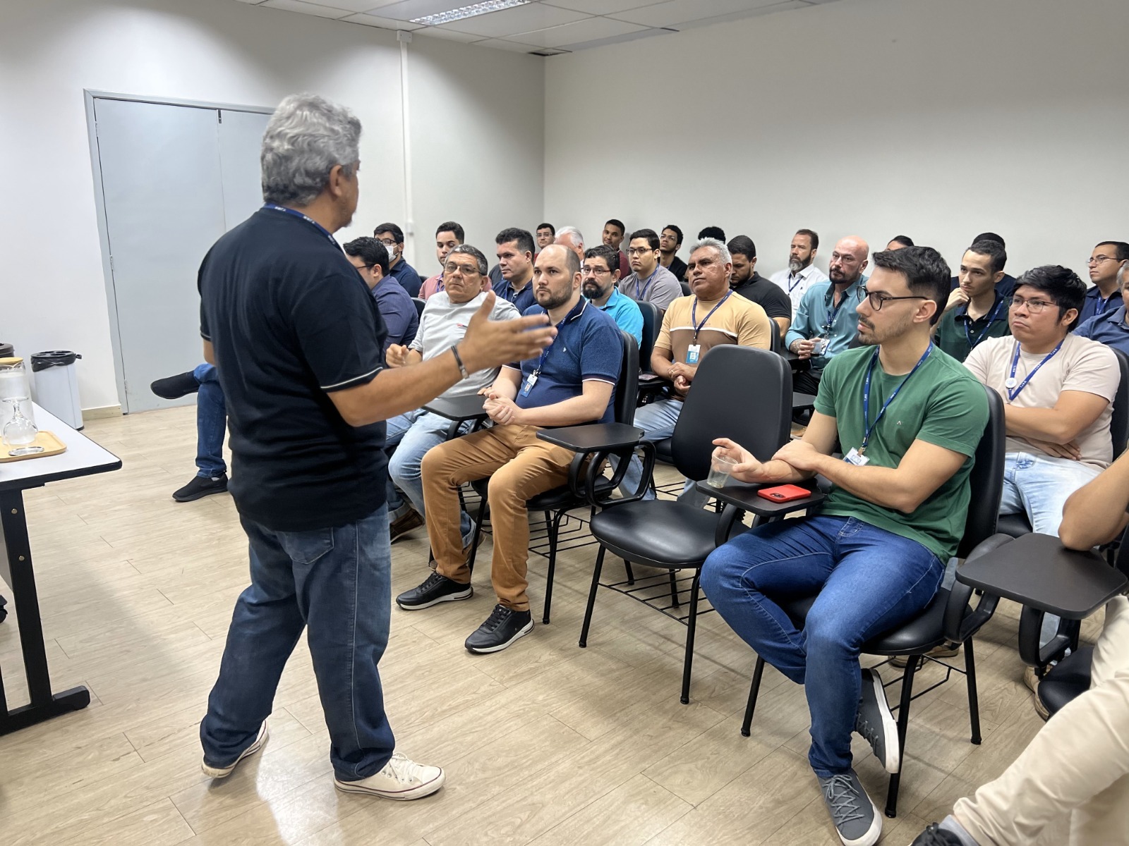 A imagem colorida o assistente técnico, Orib Ziedson, em palestra para servidores homens sobre o papel masculino no combate a violência contra a mulher