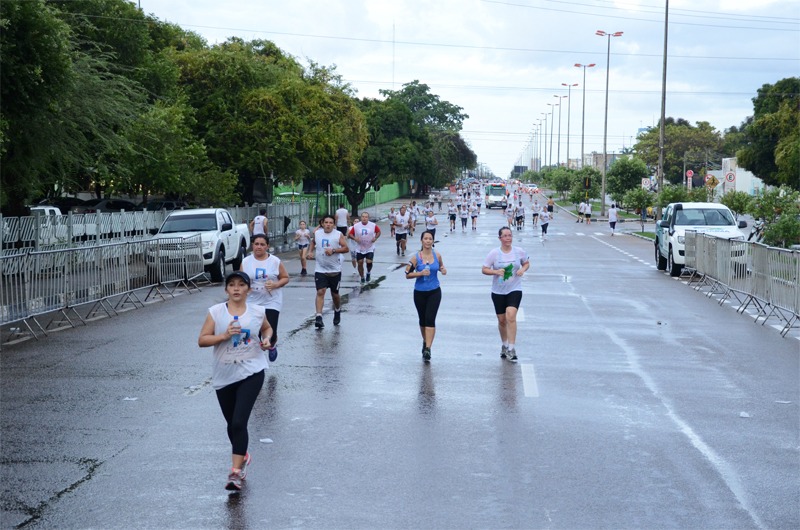  A imagem colorida mostra mais participantes da corrida durante o exercício. Abaixo a frase: Tribunal de Justiça de Roraima realizará 3ª Edição da corrida de rua "Volta Jurídica"