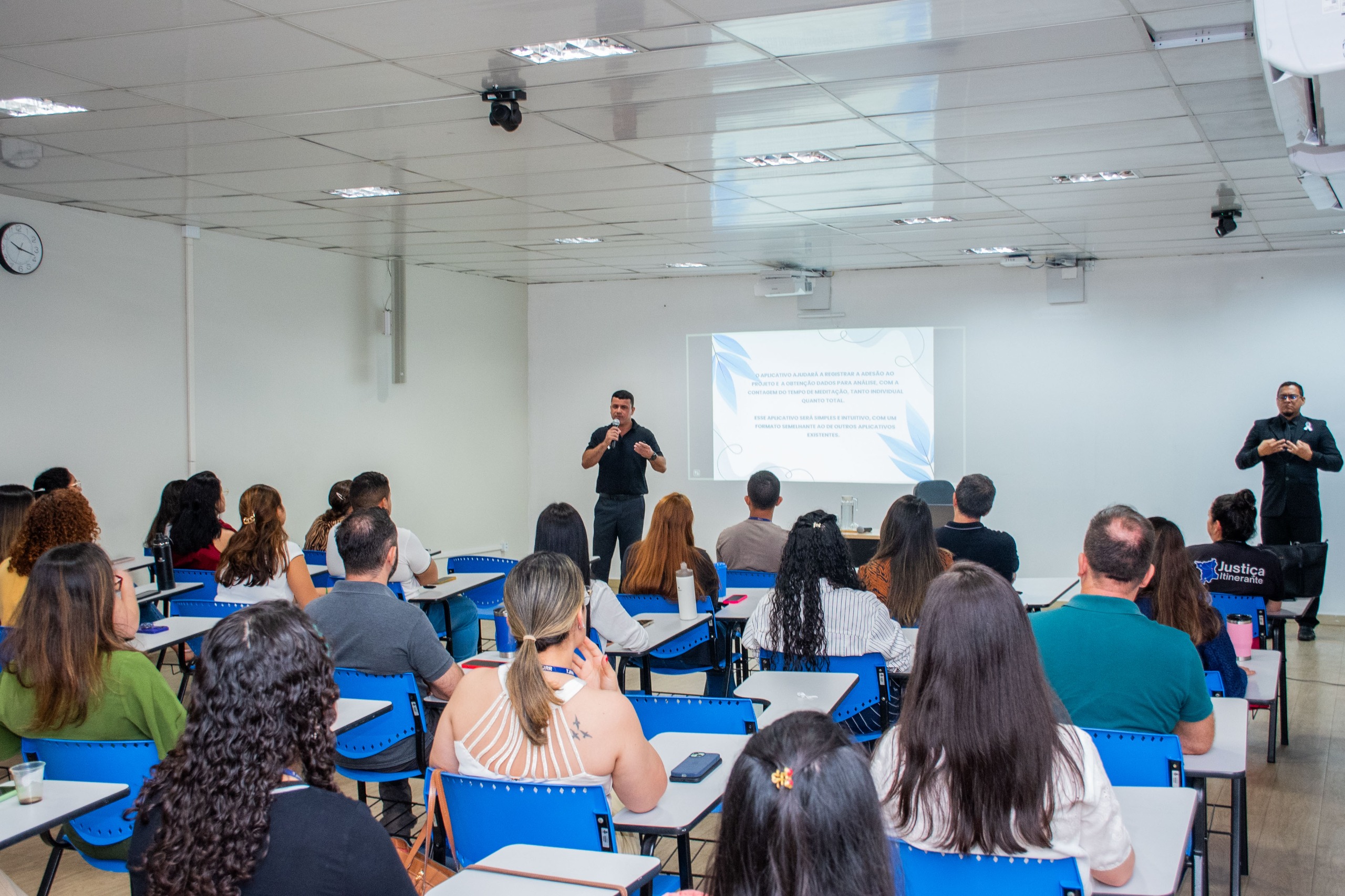 imagem colorida mostra integrantes do TJRR assistindo palestra sobre saúde mental, que ocorreu na EJURR. A foto foi tirada com o público de costas para a câmera. Na imagem contém 25 pessoas. Abaixo a frase “JANEIRO BRANCO - Palestra destaca a importância do cuidado com a saúde mental para uma vida equilibrada.”