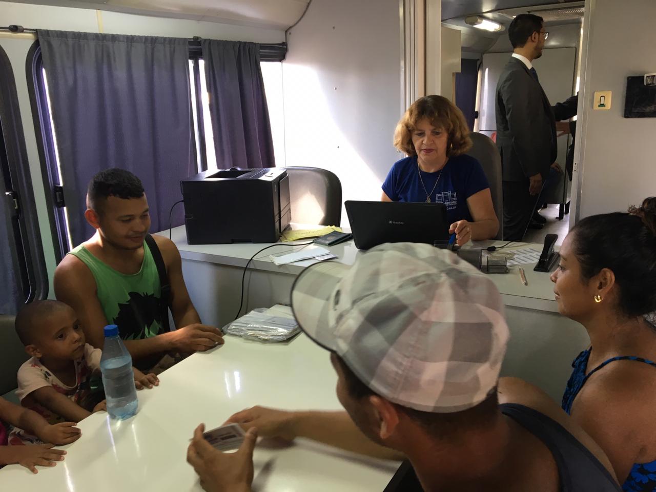 Atendimento da Justiça Itinerante aos imigrantes dentro da unidade móvel em frente aos abrigos Rondon 1 e 2