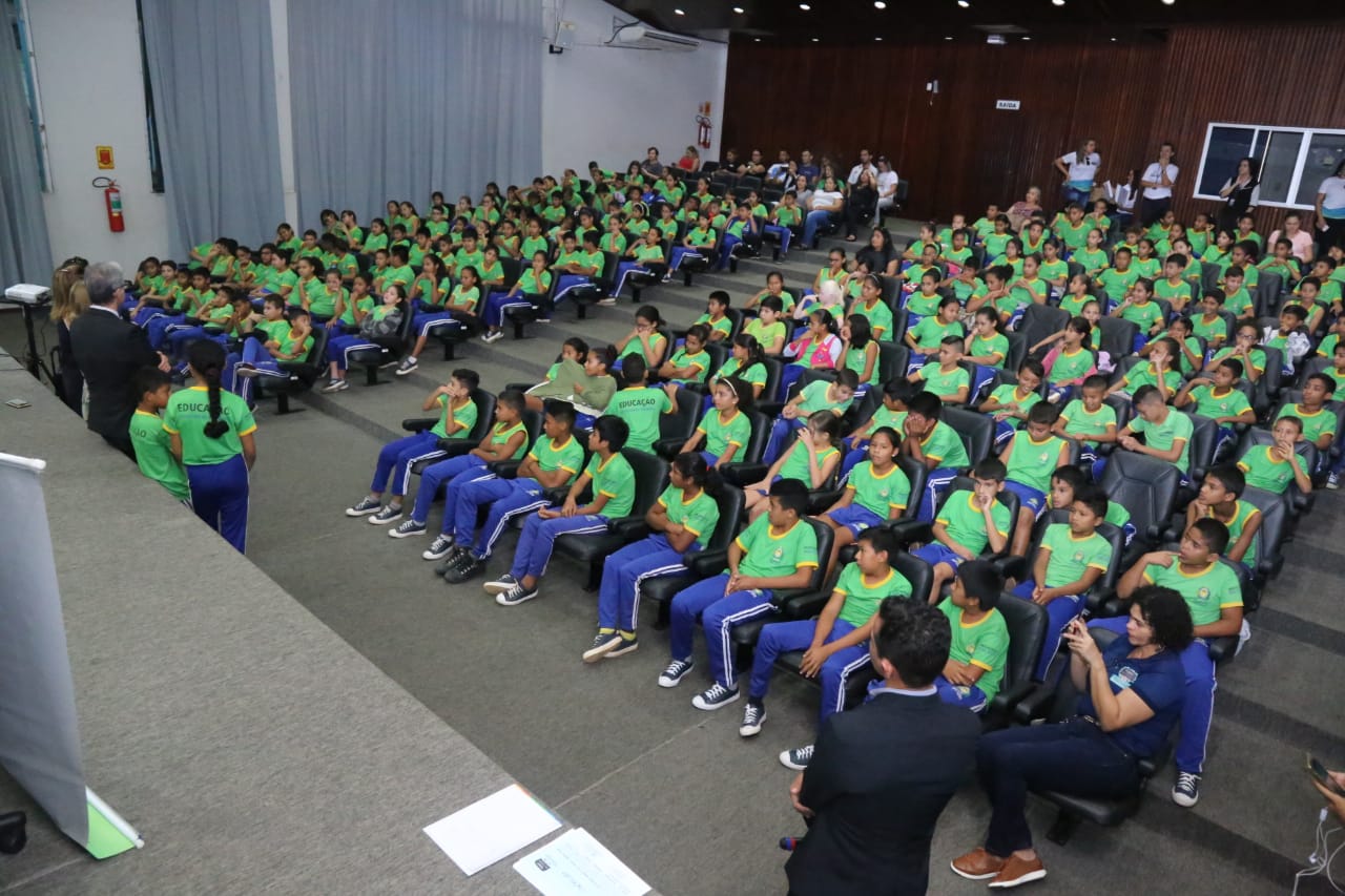 Crianças da Escola Valdemarina Normando Martins, em cerimônia de entrega dos certificados do Maria Vai à Escola, realizada no  no auditório do Fórum Advogado  Sobral Pinto  