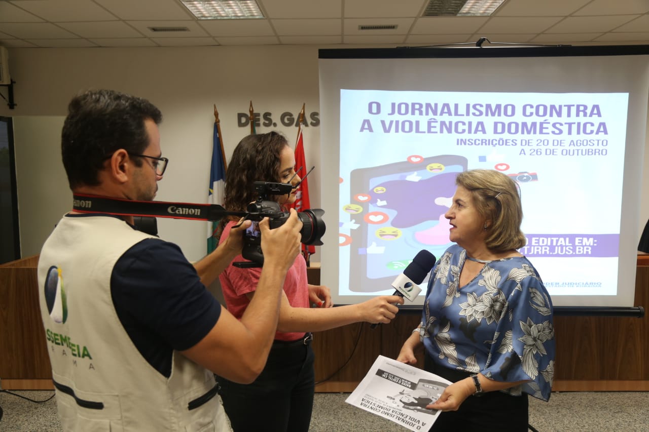 Equipe da TV Assembleia entrevistando a juiza Maria Aparecida Cury durante o lançamento do concurso "Igualdade – O Jornalismo contra a violência doméstica” 