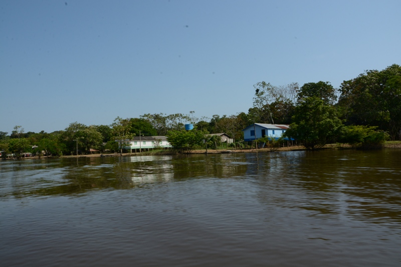 Casas das comunidades ribeirinhas que vim nas comunidade do Baixo Rio Branco e Negro      