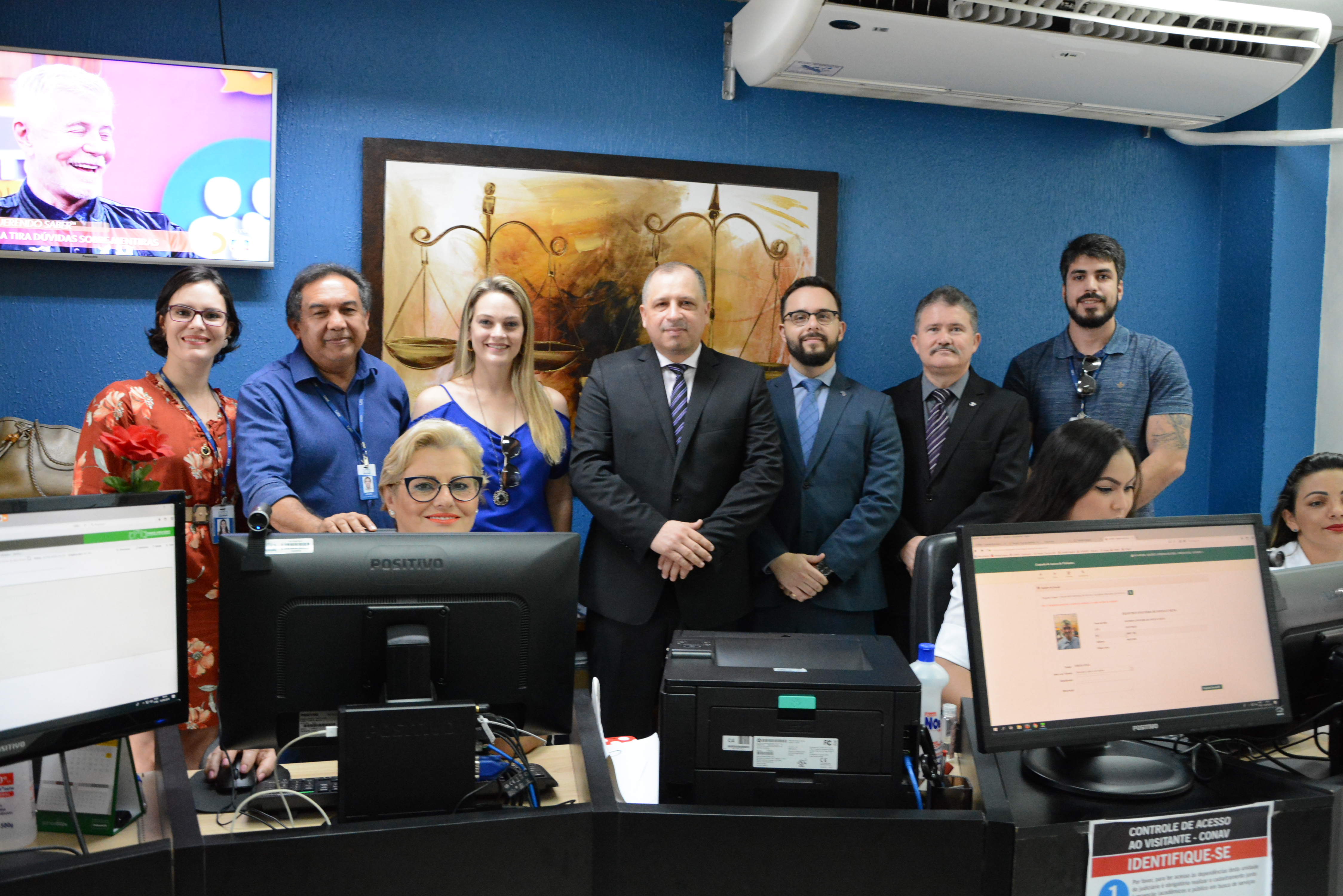 Equipe do Tribunal de Justiça de Roraima em foto durante a instalação do novo sistema de Controle de Acesso de Visitantes do TJRR