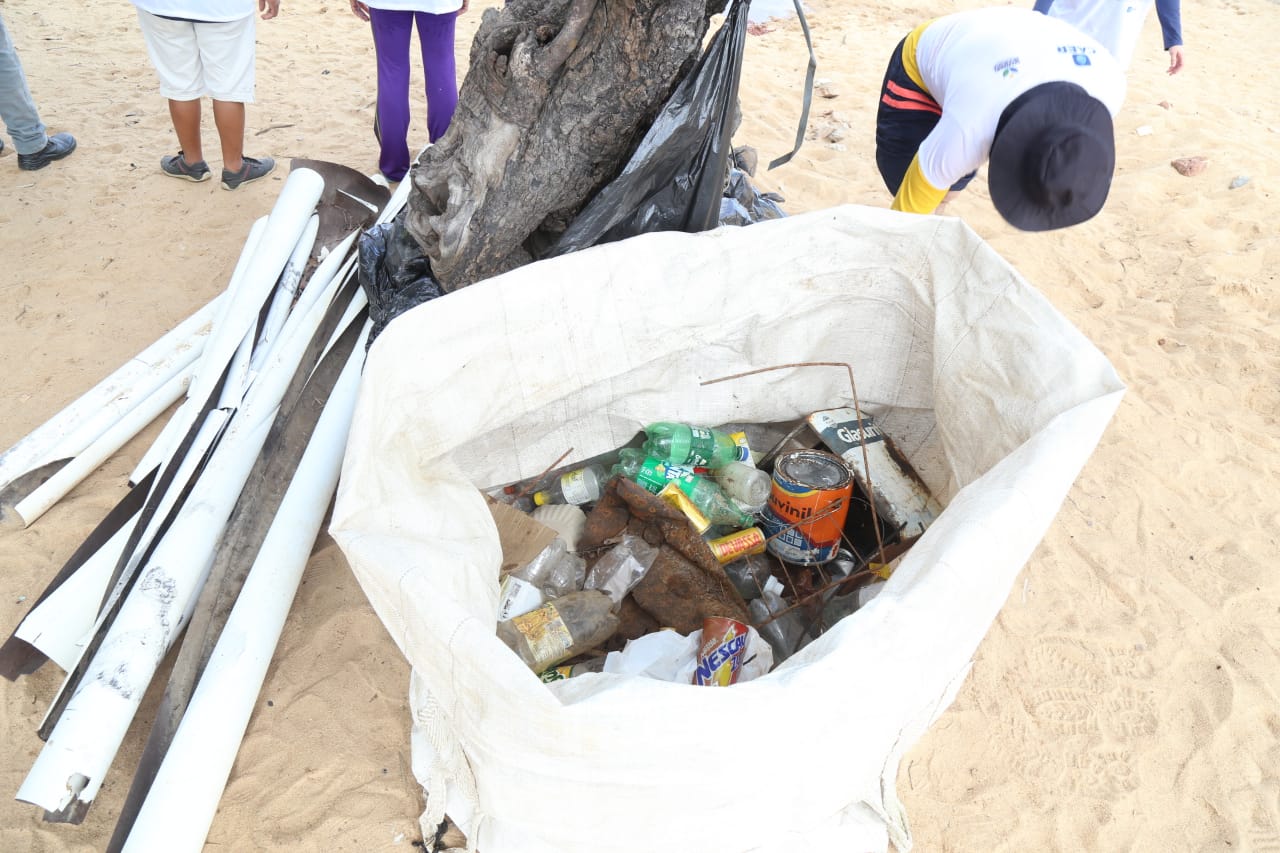 Residuos recolhidos da praia do Cauamé.