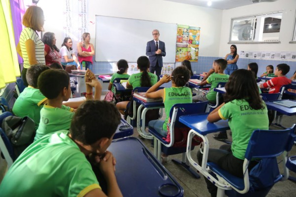 Crianças na sala de aula durante as palestras do Maria Vai a Escola.