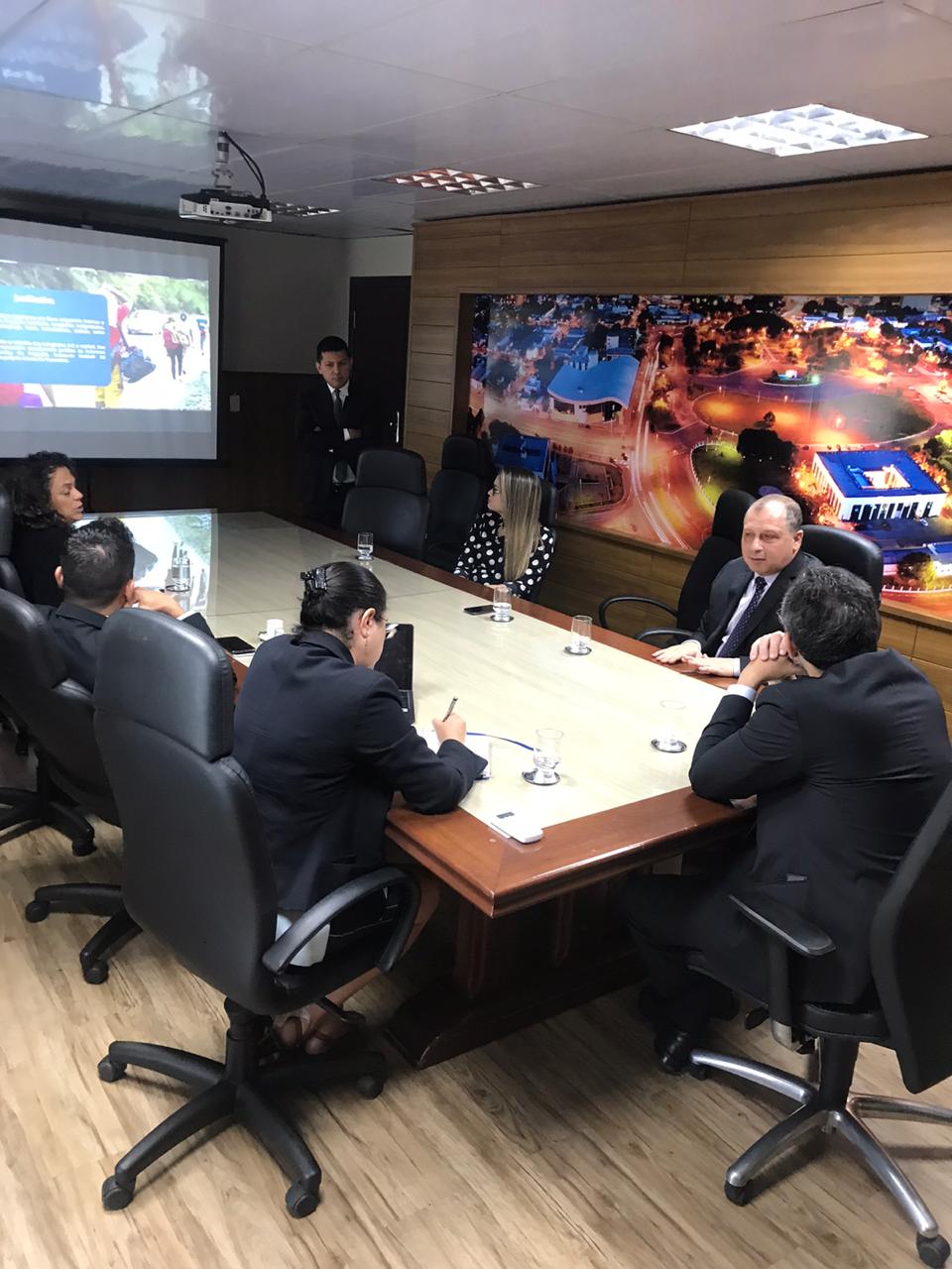 Equipe do CNJ durante visita a presidência do TJRR e apresentação das ações que serão implementadas em Pacaraima.