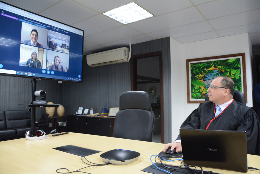 Presidente do Tribunal de Justiça de Roraima, desembargador Mozarildo Cavalcanti no gabinete despachando com servidores por videoconferência.