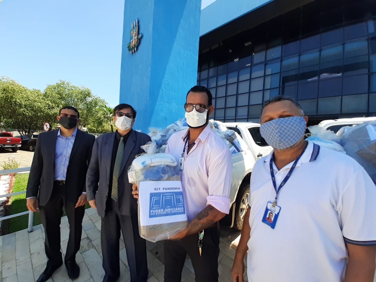 Momento da entrega dos kits ao hospital Santo Antonio e Centro Sócio Educativo. 