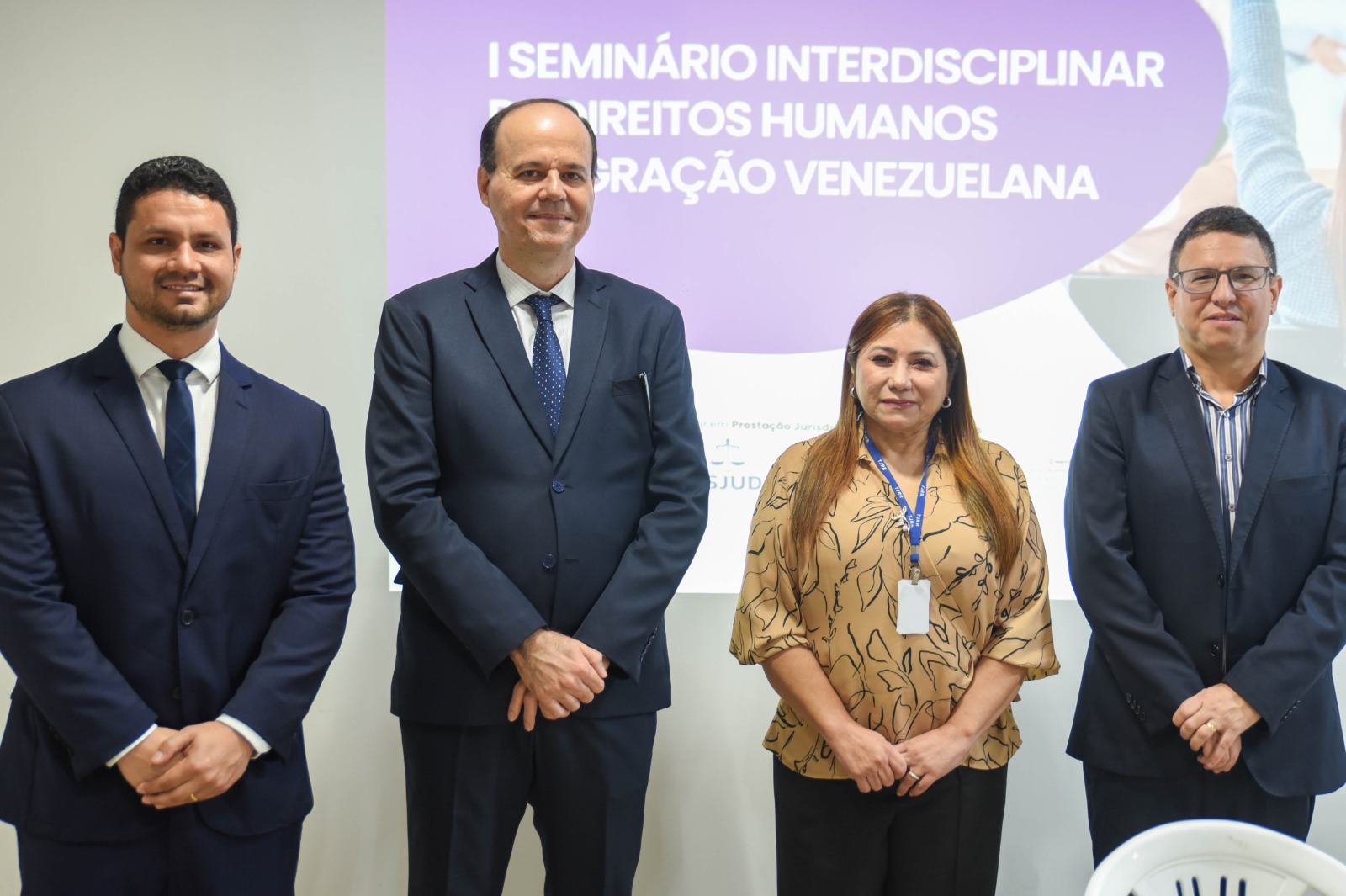 Foto coloida mostra quatro pessoas em pé posando para a foto. Entre elas, o desembargador Cristóvão Suter,o juiz Cleber Gonçalves Filho e Maria das Graças Dias