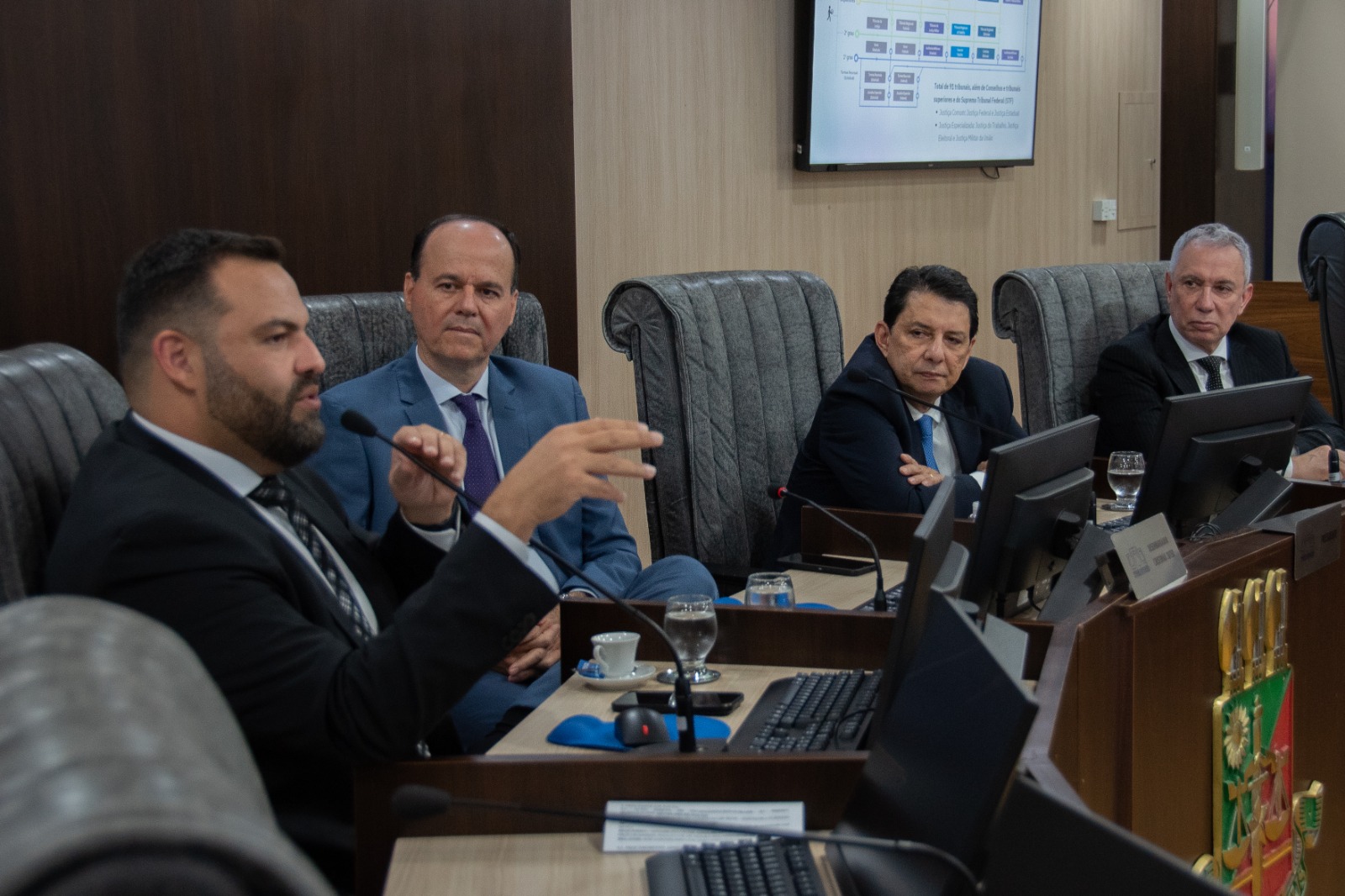 Foto colorida mostra quatro homens sentados a mesa. Da esquerda para a direita:o juiz auxiliar da Presidência do CNJ, Dorotheo Barbosa Neto, o desembargador Cristóvão Suter, o desembargador Jésus Nascimento e o desembargador Almiro Padilha 