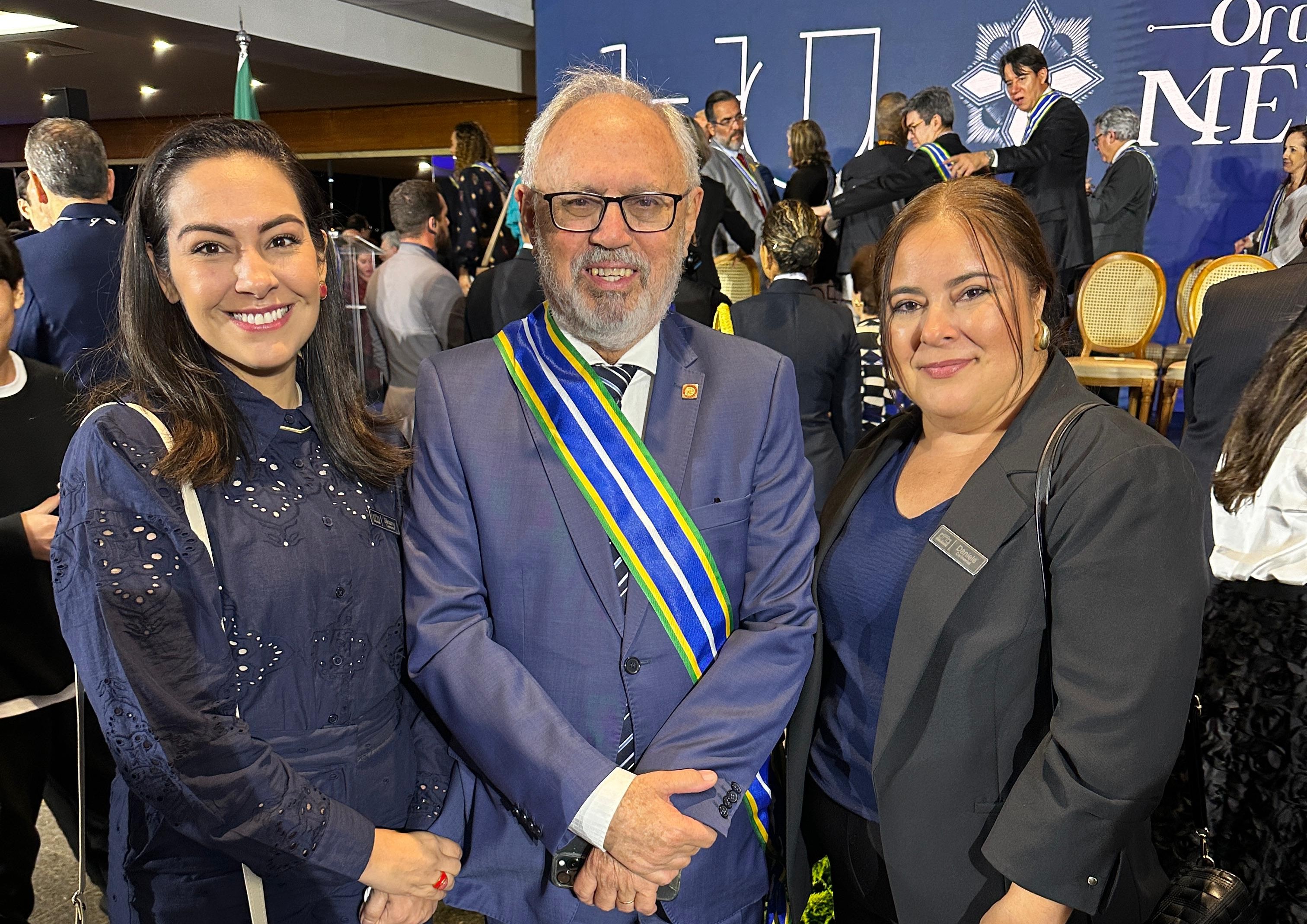 Foto colorida mostra três pessoas posand para a foto. Entre elas, a chefe do Cerimonial, Siloany Neves e a assessora de Cerimonial Daniele Melo