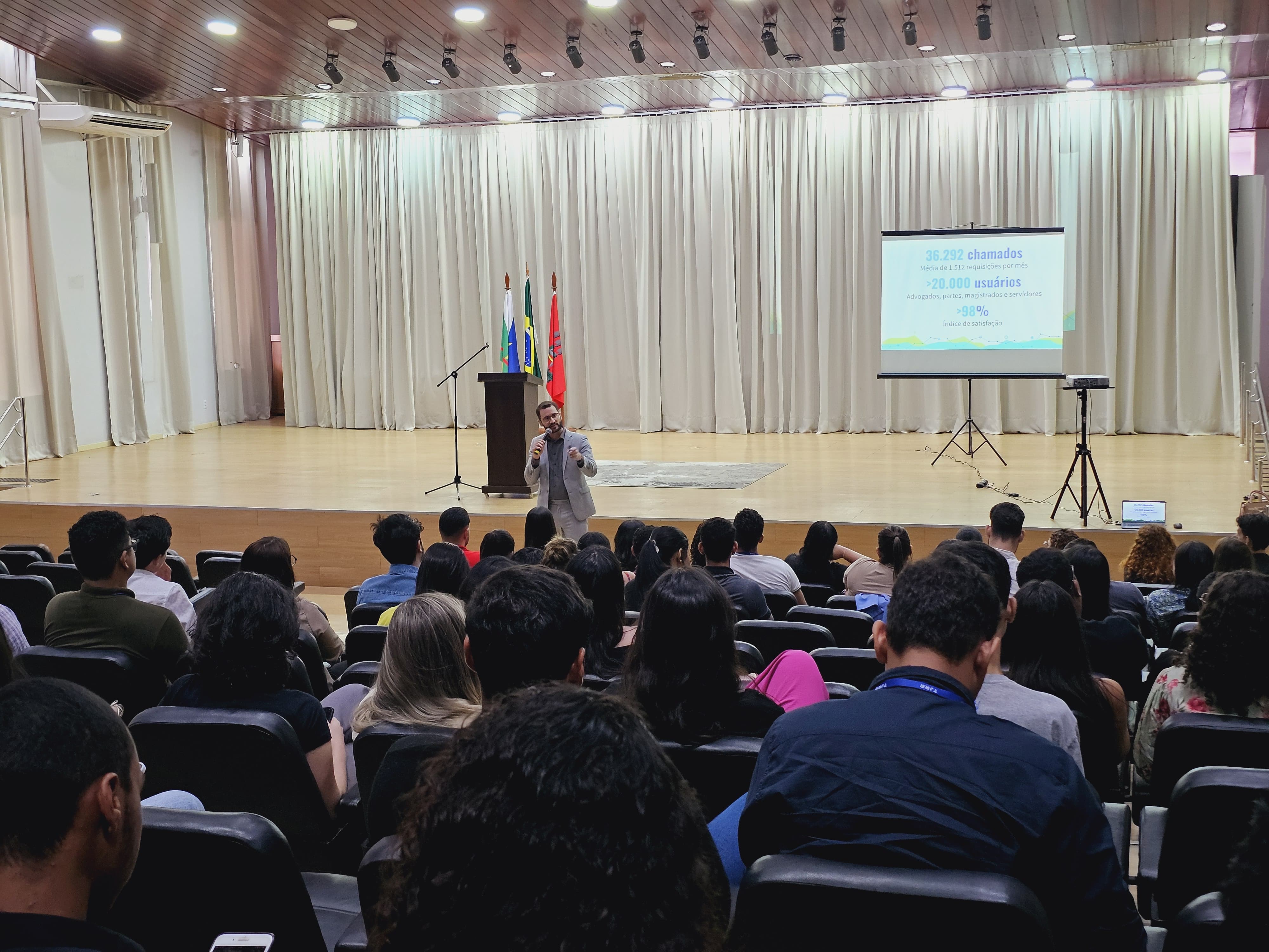 foto colorida no auditório do Fórum Cível de uma palestra sendo realizada 