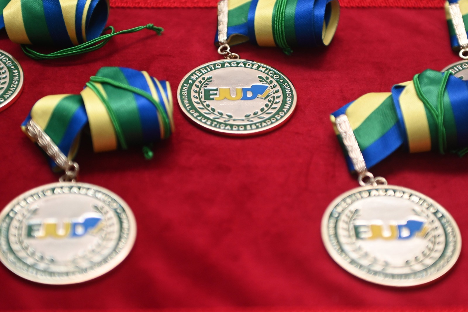 Foto colorida mostra três medalhas de de Mérito Acadêmico da Escola Judicial do Justiça do Amazonas (Ejud/TJAM)